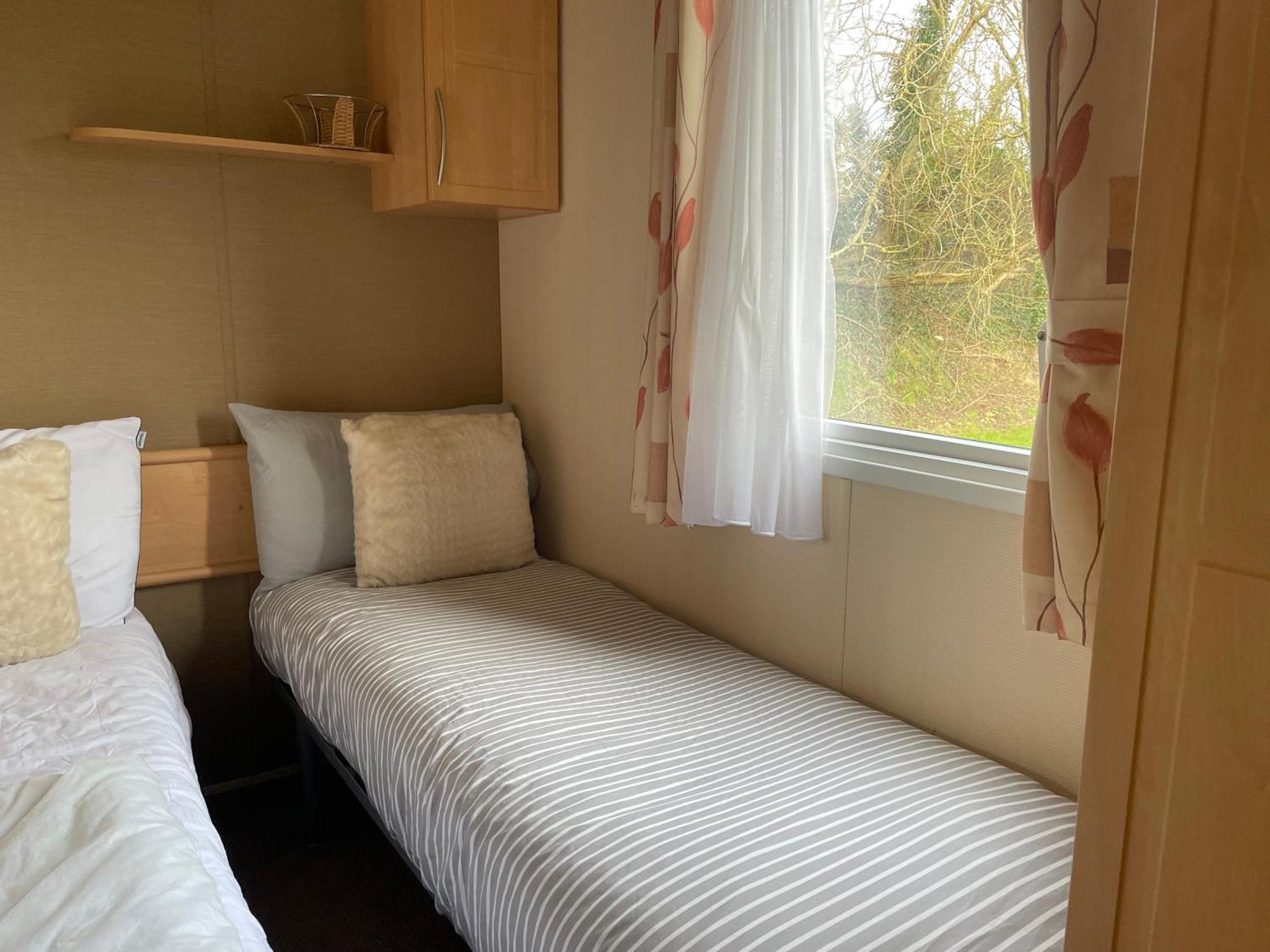 Cosy 3 Bedroom Caravan, South Cerney Exterior photo